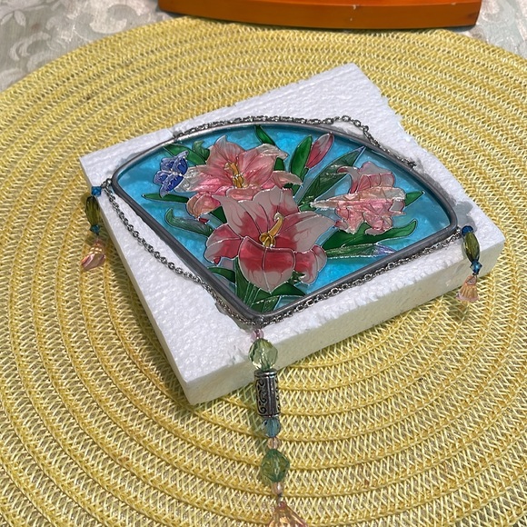 JOAN BAKER DESIGNED STAINED GLASS PINK LILIES HANDPAINTED JEWELED SUNCATCHER - Picture 10 of 12